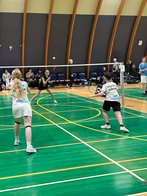 Ungdomsspillere fra Glostrup Badminton Club spiller badminton